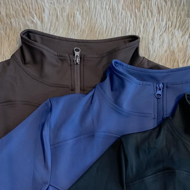 Chamarras deportivas en café, azul y negro