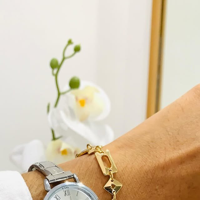 Pulsera dorada y reloj de Coco Shopping